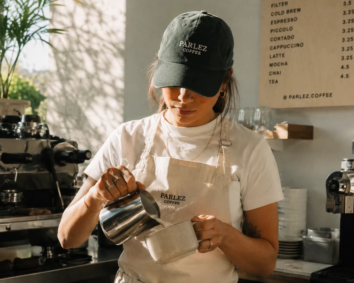 Tablier brodé au logo d'un restaurant de Passy, assorti aux casquettes de l'équipe