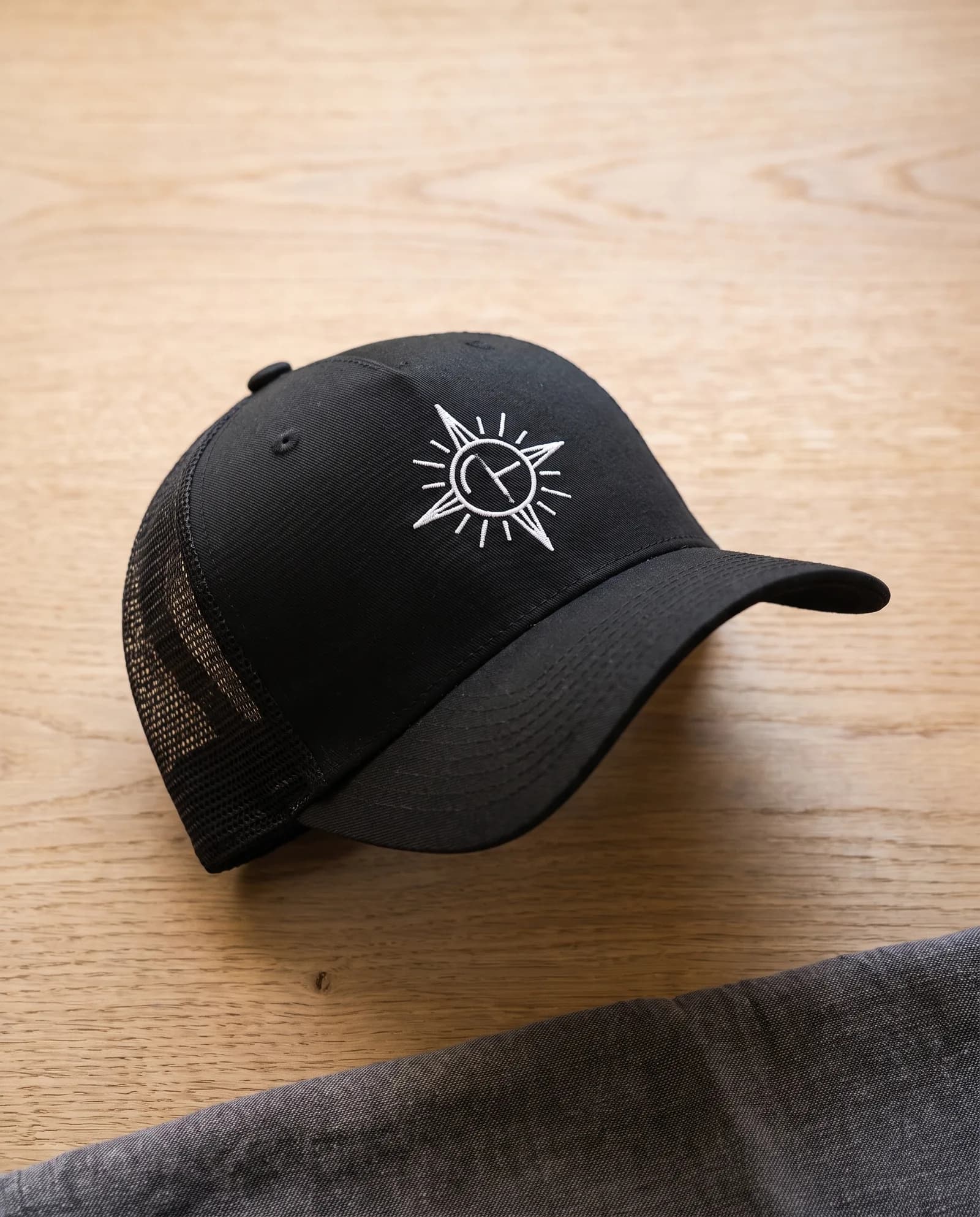 Broderie casquette trucker à Paris — Casquette Brodée Paris